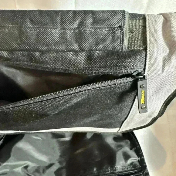 Targus City Gear Mini Messenger Bag Case for iPad, Tablet, Notebooks DVD w/Strap - Picture 7 of 10